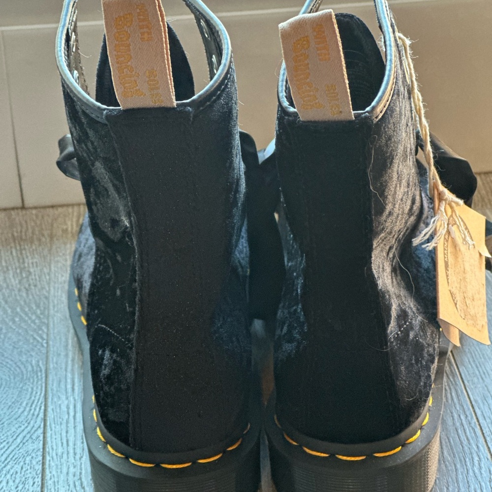 NWT Vegan Crushed Black Velvet Doc Martens with Ribbon Laces 💫🖤 - Picture 5 of 7